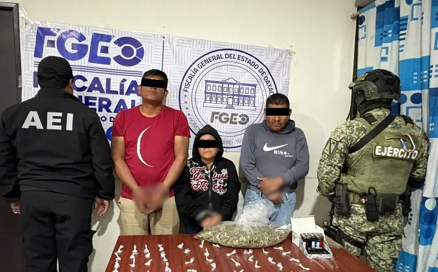 Detienen a dos hombres y una mujer con drogas en Santiago Matatlán.