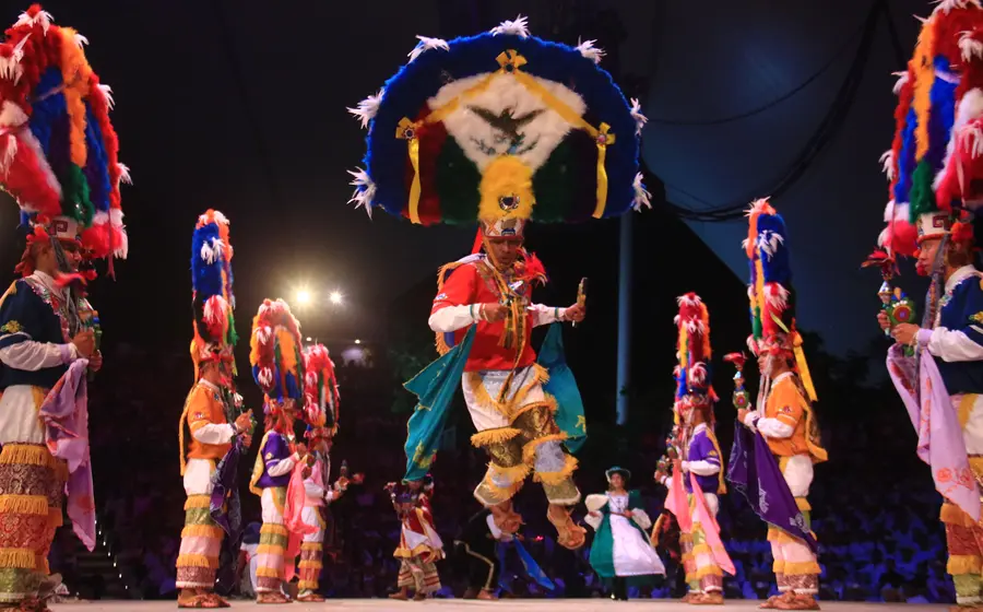 ¡El SECRETO detrás de la Guelaguetza: ¿Quiénes son los verdaderos guardianes de la tradición de Oaxaca?  Cientos de comunidades han iniciado una batalla épica para llegar al Auditorio del Cerro del Fortín en 2026. No es solo una 'evaluación técnica', es un duelo de orgullo donde la autenticidad de sus tradiciones, la fuerza de sus danzas y la riqueza de sus trajes compiten por un lugar.