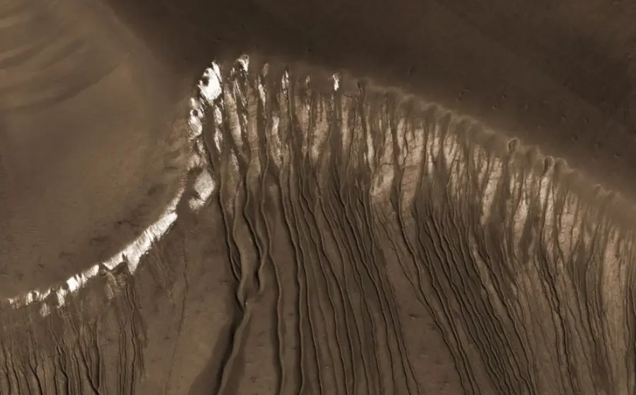 Hallazgo histórico: posible agua líquida aparece en dunas de Marte.