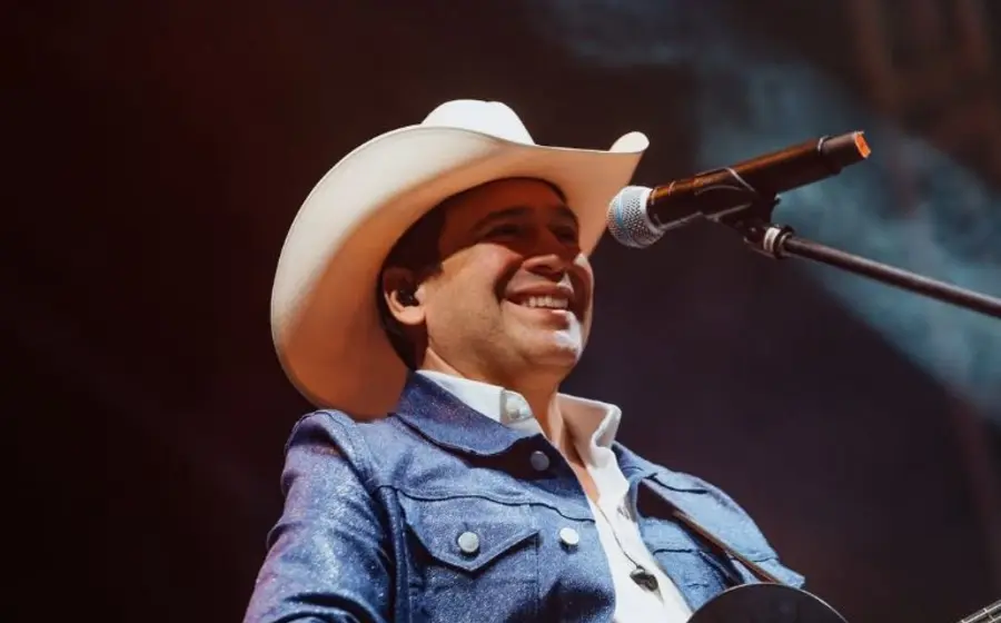 El cantante busca movilizar al voto latino en Texas.