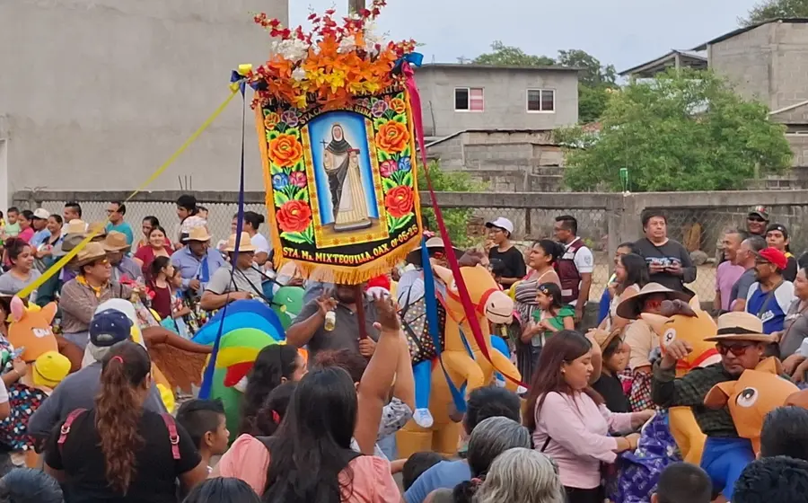 La festividad incluye misa, procesiones y pirotecnia.