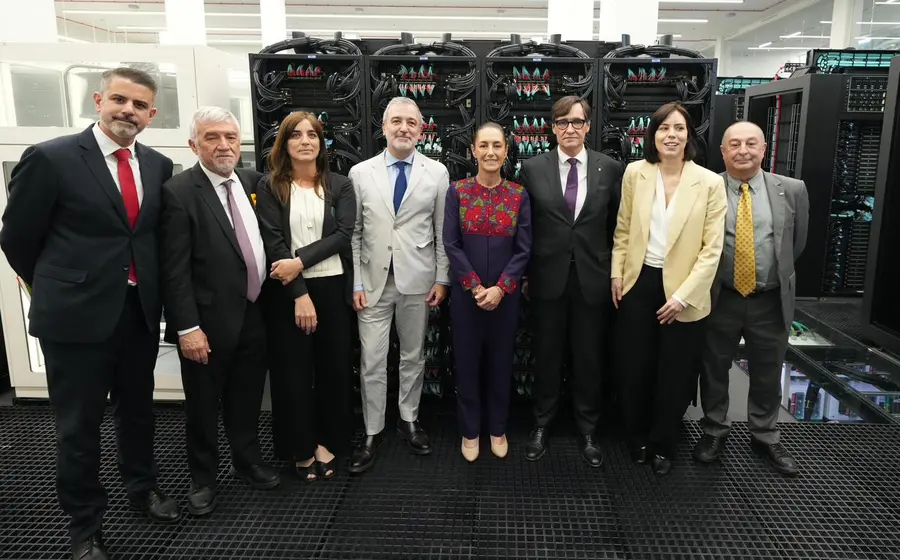 La Presidenta visitó el Centro Nacional de Supercomputación.