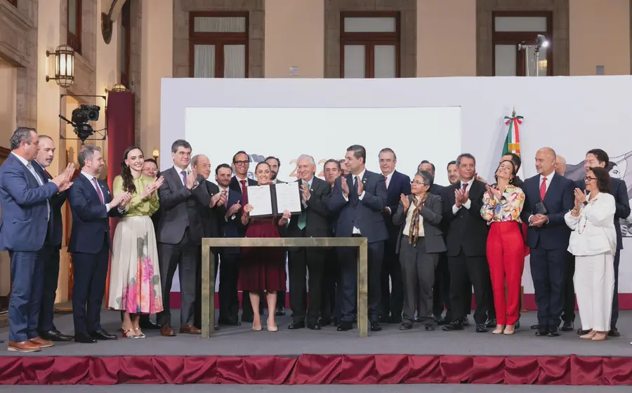 Claudia Sheinbaum firma acuerdo histórico para impulsar el acero mexicano.