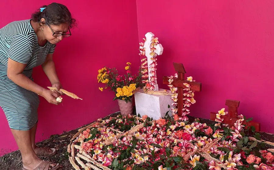 Familias conviven en tumbas con alimentos, flores y música tradicional. 