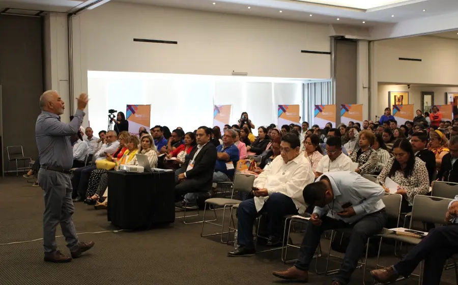 Participaron especialistas en formación y desarrollo educativo.