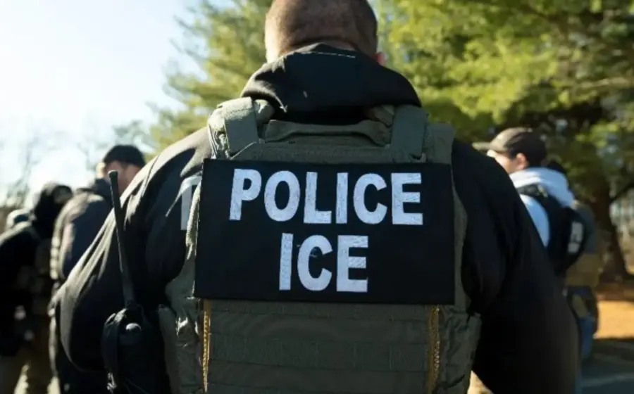 Rafael Zaga permanece bajo custodia del ICE.