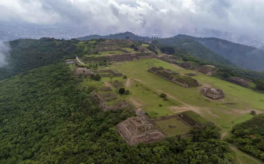 Refuerzan seguridad en zonas turísticas de Oaxaca tras ataque en Teotihuacán.