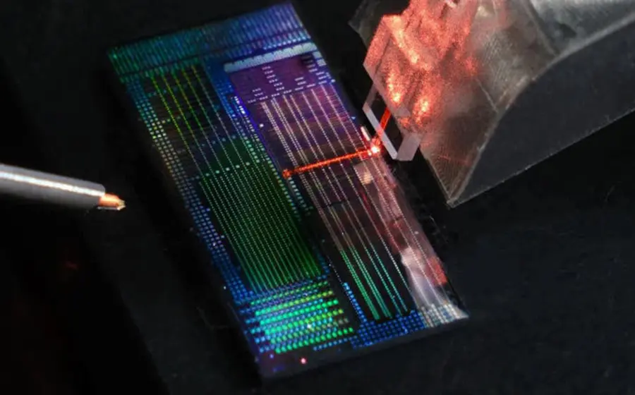 El láser en chip opera qubits y relojes atómicos a temperatura ambiente.