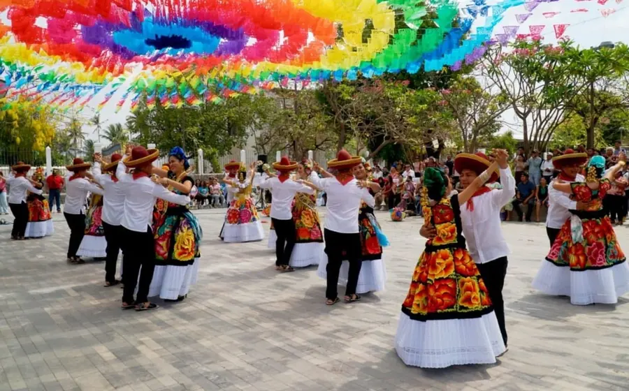 Tradición en juego: delegaciones compiten por llegar a la Guelaguetza.