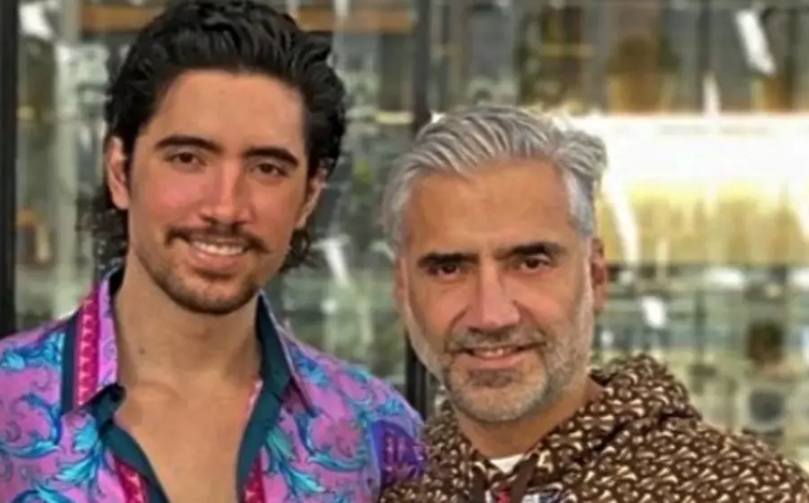 Versiones apuntan a una relación más fría entre Alex y su padre.