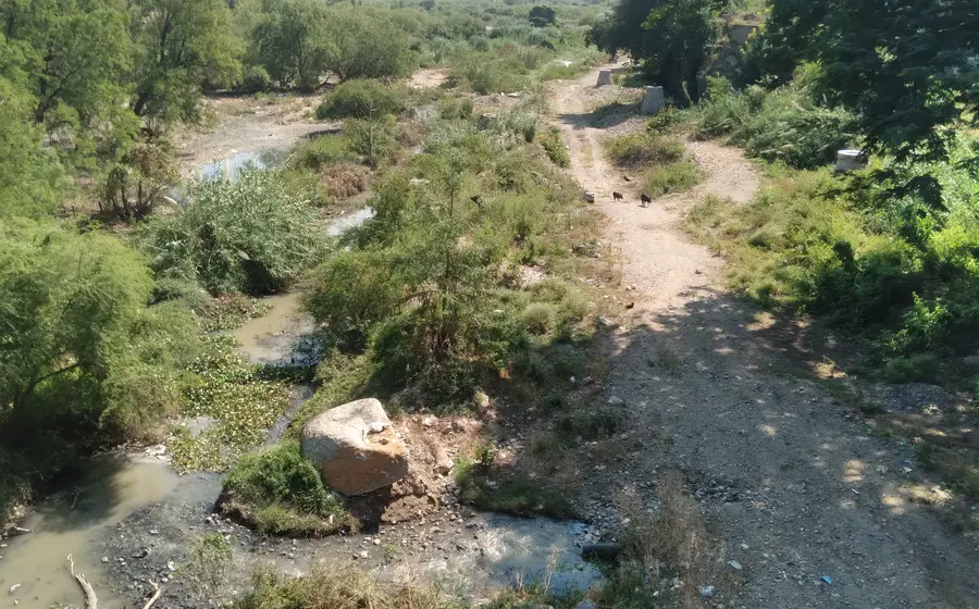 El río Tehuantepec recibe descargas constantes de aguas negras.