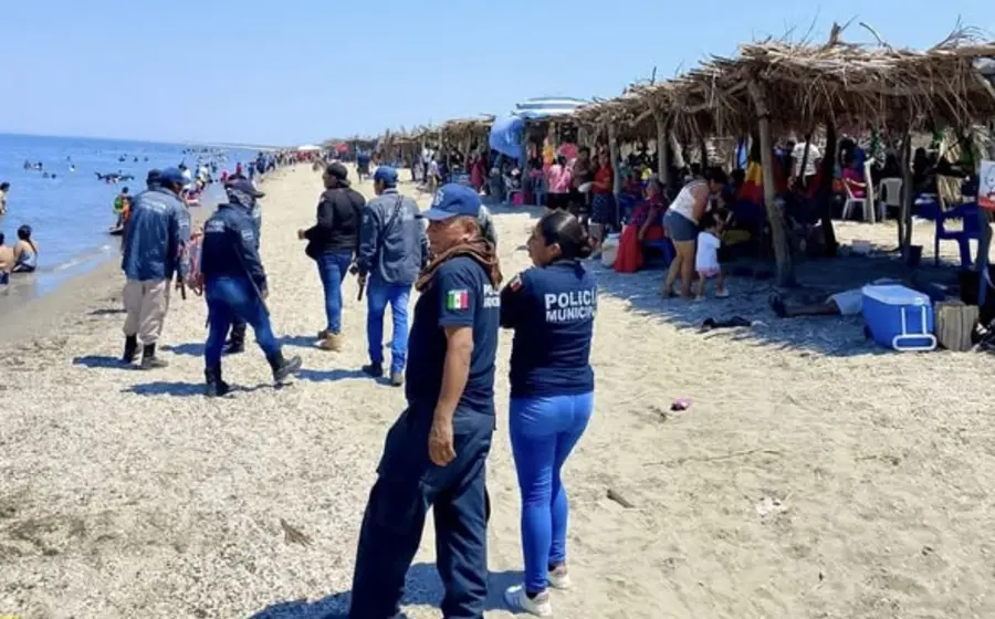 Familias y visitantes abarrotaron Playa Vicente.