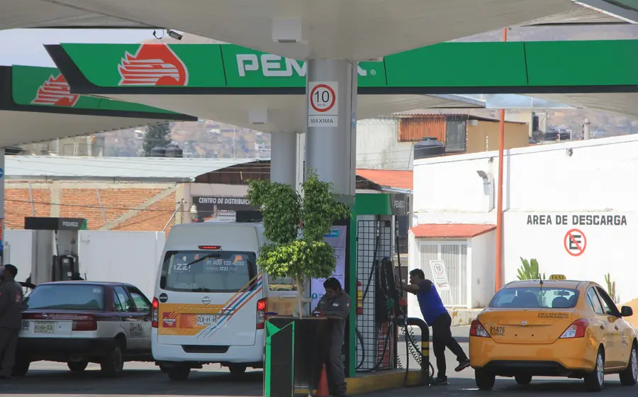 Van por vigilancia permanente en gasolineras ante volatilidad del petróleo.