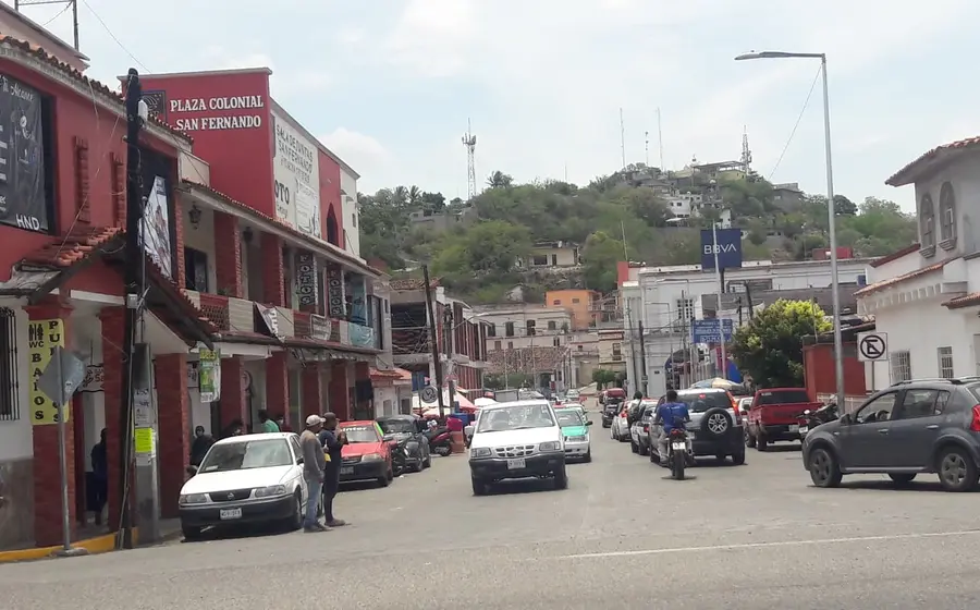 Padres de familia sortearon cierres y tráfico para llegar a tiempo.