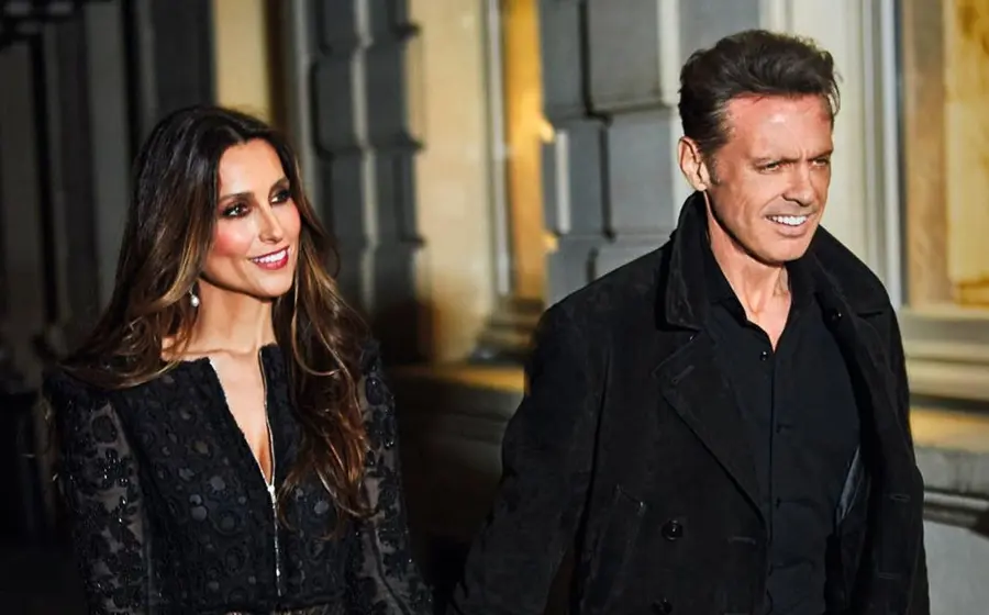 El cantante celebró junto a Paloma Cuevas en París.