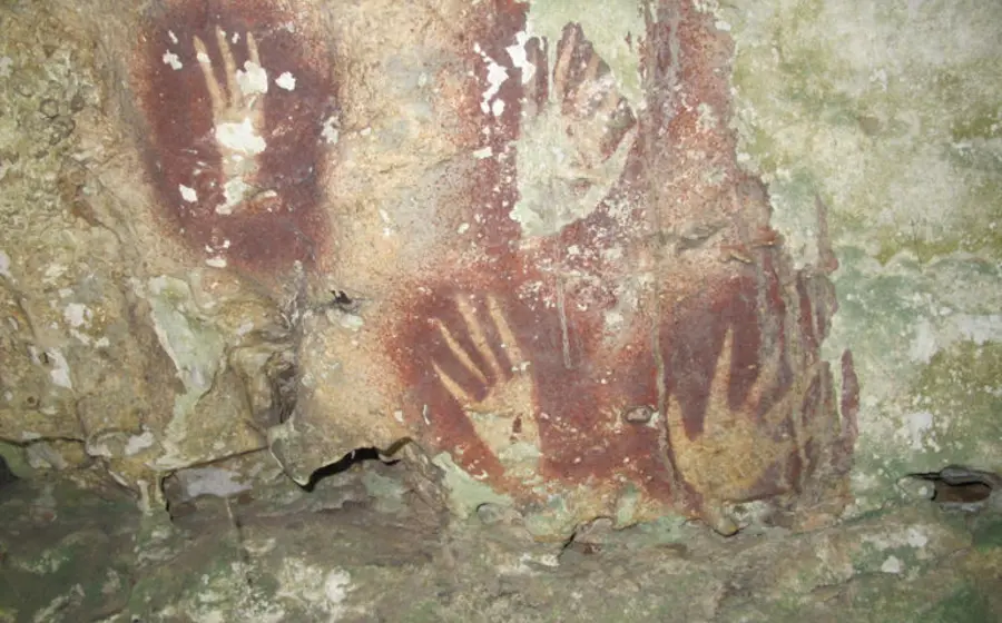Una silueta de mano en Indonesia supera los 67 mil años de antigüedad.