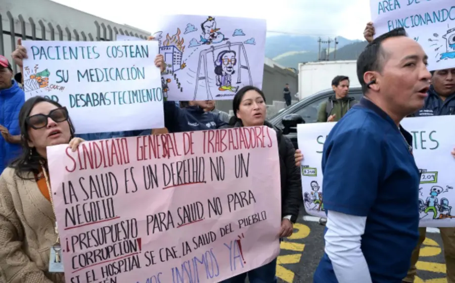 Médicos y pacientes protestaron a las afueras de un hospital.