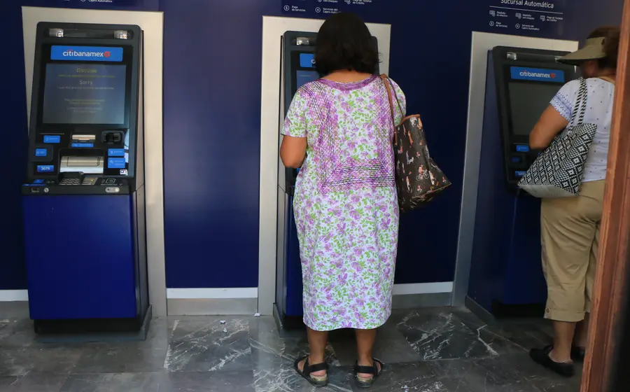 Algunas sucursales en supermercados sí abrirán en horario habitual.