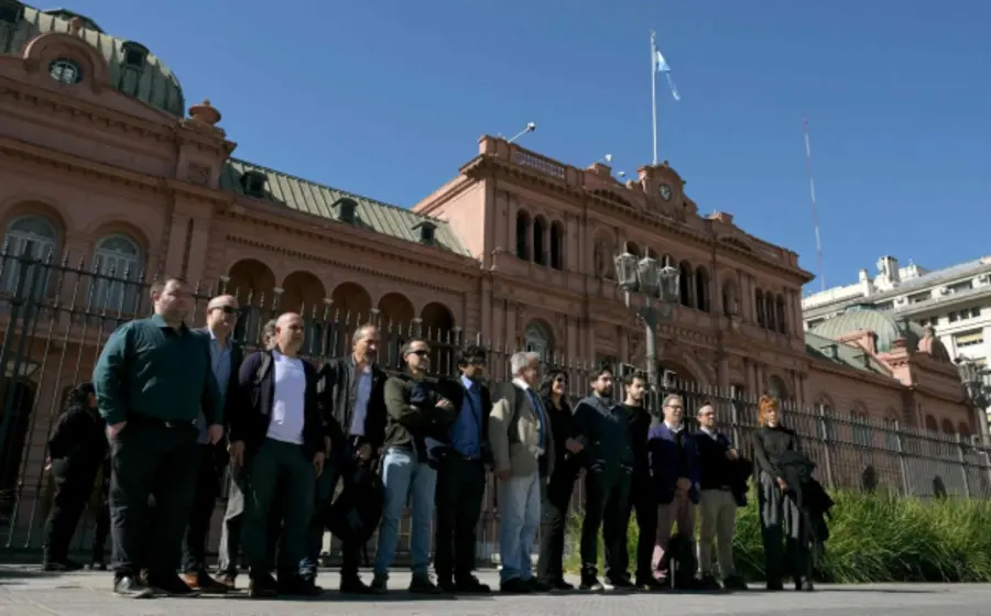 La decisión impacta a cerca de cincuenta periodistas.