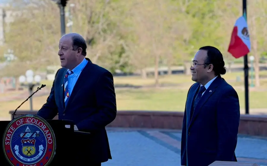 El gobernador Jared Polis encabezó la ceremonia en el Capitolio estatal.