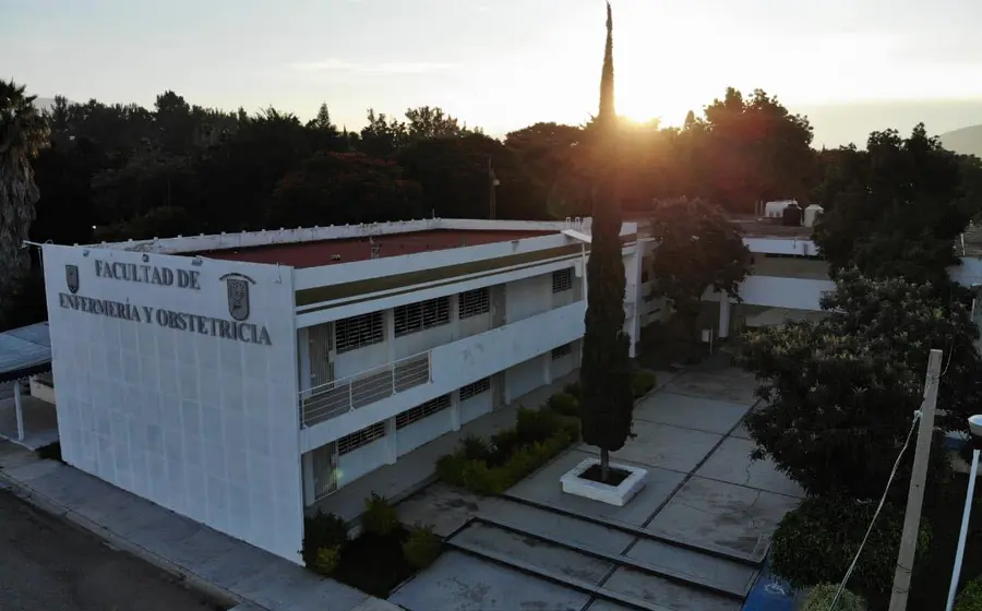 Tres alumnas obtuvieron un amparo federal para continuar sus estudios.