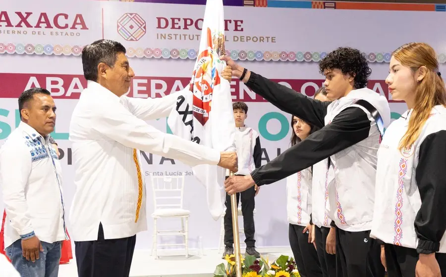 El gobernador Salomón Jara abanderó a la Selección Oaxaca