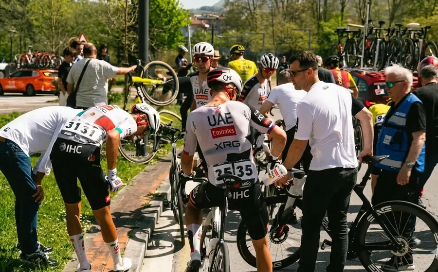 saac del Toro se vio involucrado en una caída en la tercera etapa de la Vuelta al País Vasco