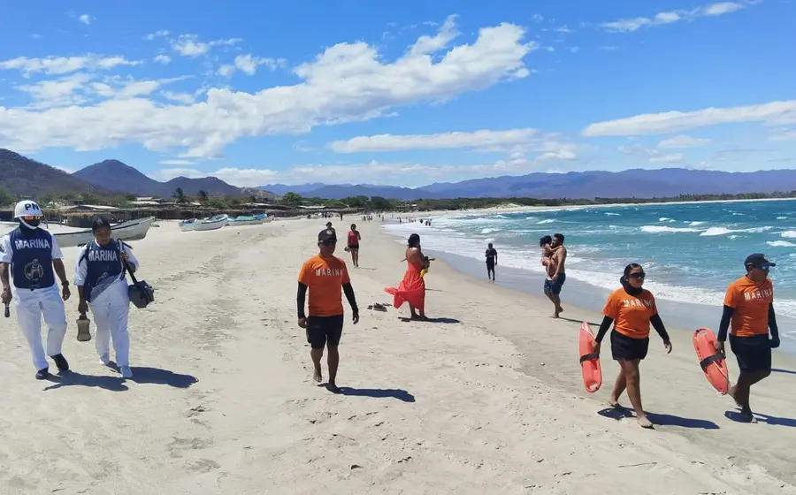 Refuerzan seguridad en playas de Oaxaca.