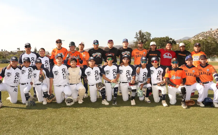 Los dos equipos, el ITO y R-Luna, en la foto del recueerdo.