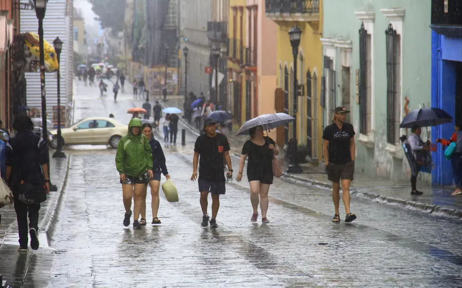 Lluvias y rachas de viento azotarán a Oaxaca.