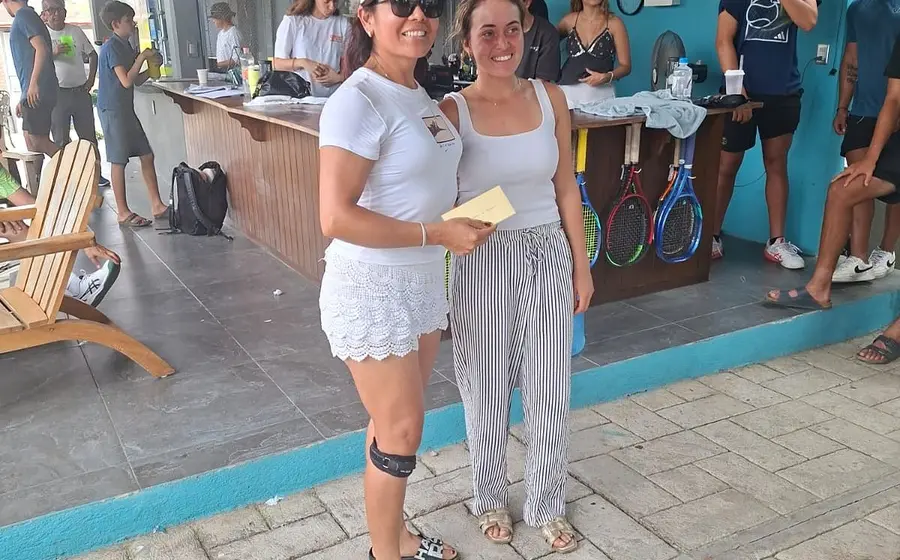 Vicky Ríos a lado Marianne Ángel, durante la premiación