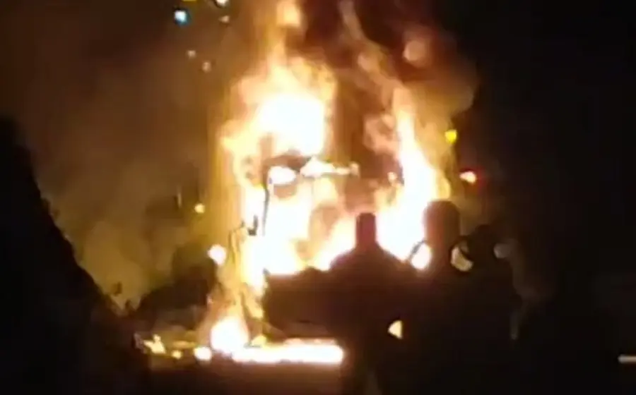 El fuego consumió en su totalidad el autobús.