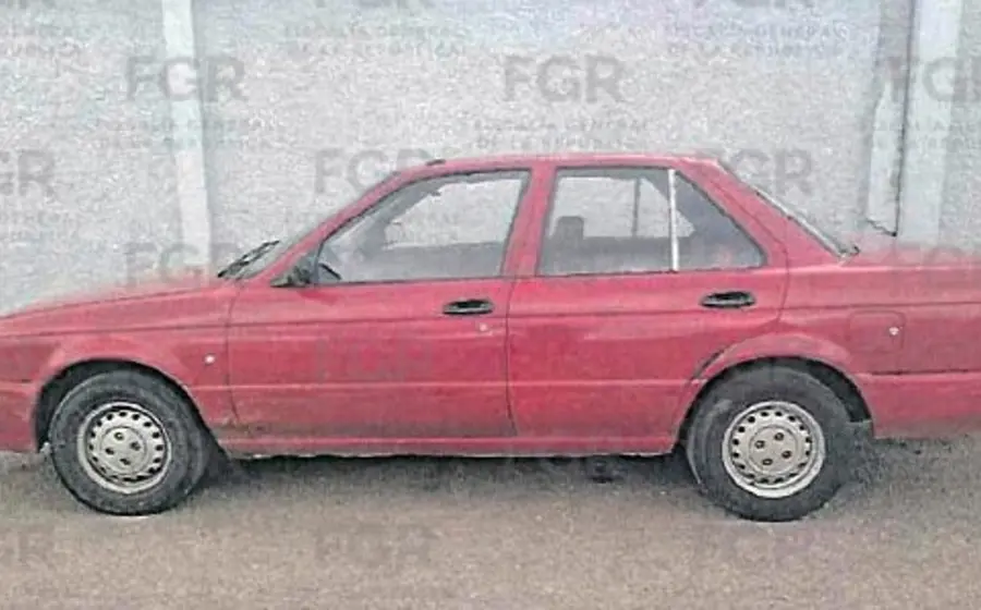 El vehículo Nissan Tsuru en el que eran trasladados los migrantes.
