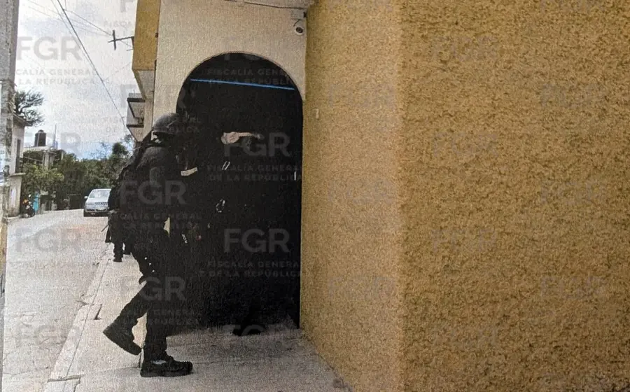Personal de la FGR llevó a cabo la diligencia de cateo.
