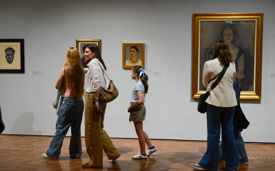 El listón y la bomba. El arte de Frida Kahlo, de la investigadora Helena Chávez Mac Gregor.