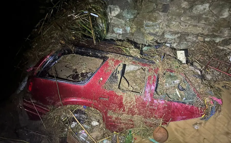 La camioneta quedó atrapada en el fango.