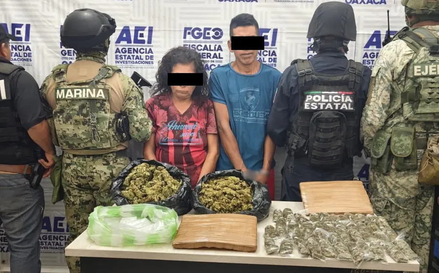  Los detenidos junto con la droga asegurada.