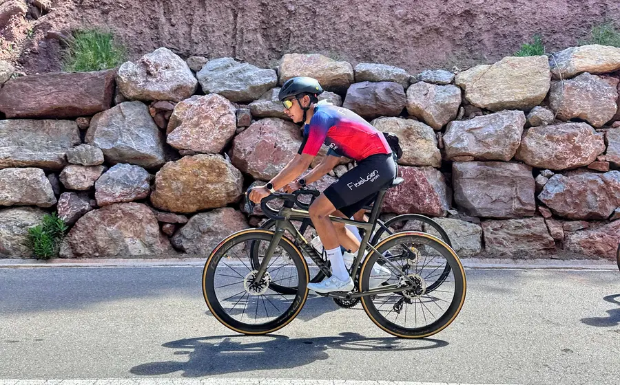 Hassan Ortiz ya dio sus primeros pedalazos en España