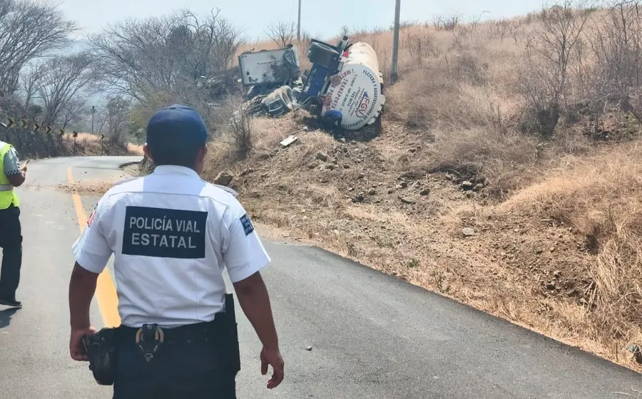 Conductor herido tras volcadura.
