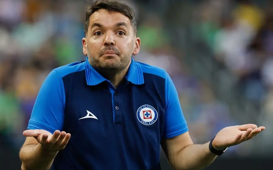 Nicolás Larcamón dejó de ser el director técnico de Cruz Azul
