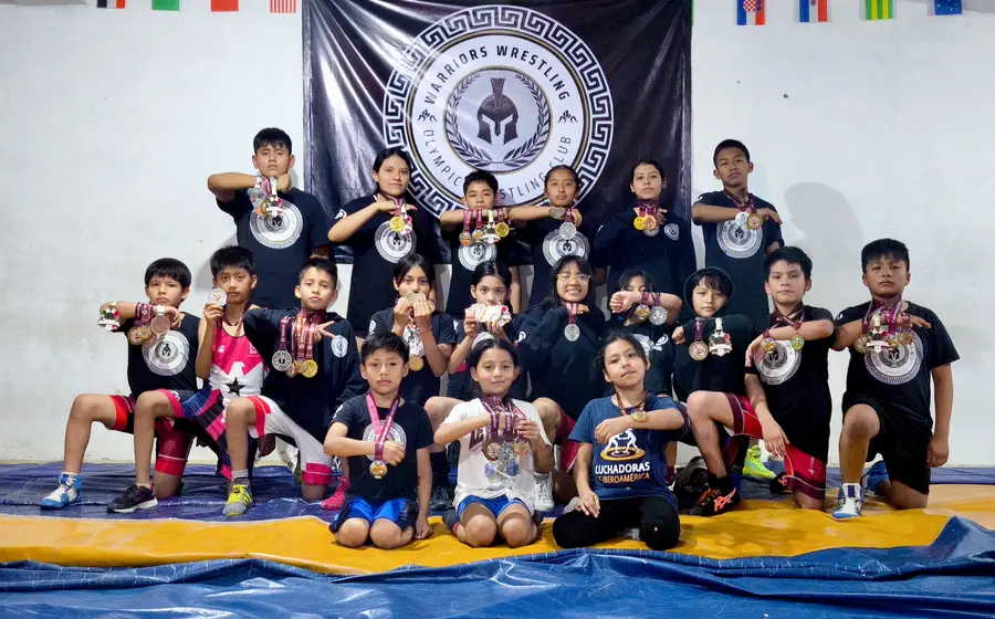 Los luchadores del club Warriors Wrestling de Oaxaca, del estilo grecorromano, con sus medallas nacionales.