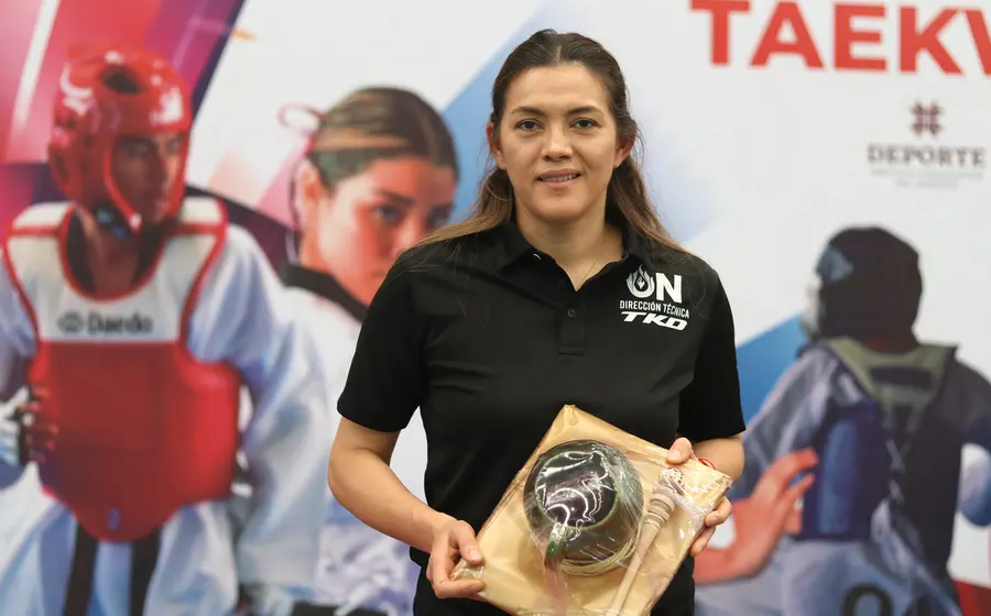 María del Rosario con una bonita artesanía oaxaqueña que le obsequiaron