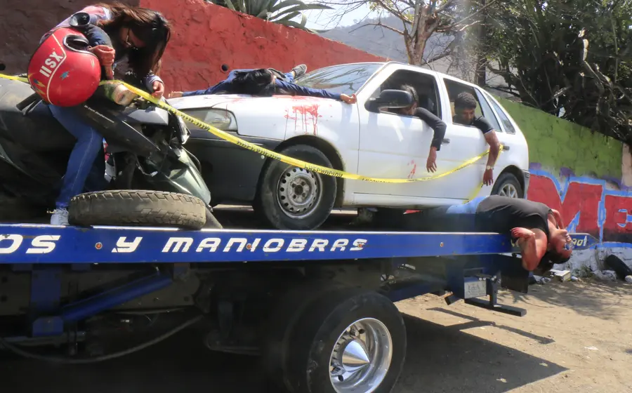 Confusión en el centro de Oaxaca: practicantes de criminología simulan accidente vial.