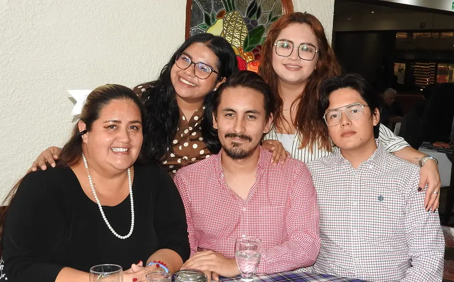 Mario Eduardo Vásquez Torres (al centro) festejó su cumpleaños en la hermosa compañía de Ivette López, Sandra Camacho, Mayra Pérez y Érick Barajas.