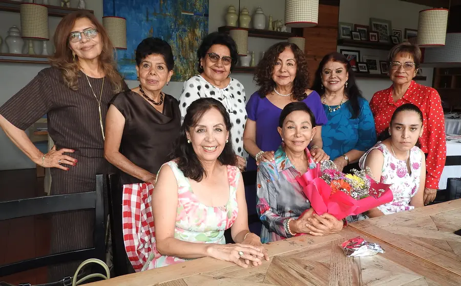 Luz Divina Zárate (con flores) celebró un cumpleaños más, rodeada del cariño de sus mejores amigas.