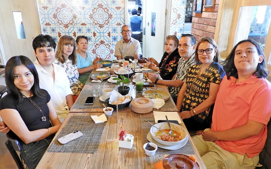 Angy Calvo y Eloy Guillermo (lado derecho, al centro) celebraron 29 años de matrimonio en la hermosa compañía de su familia.