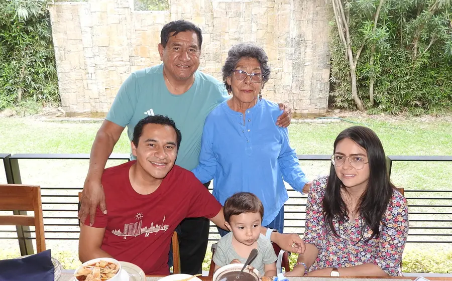 Miguel Ángel Hernández (papá e hijo) el pequeño Miguelito, Marianita y Olvido Luis.