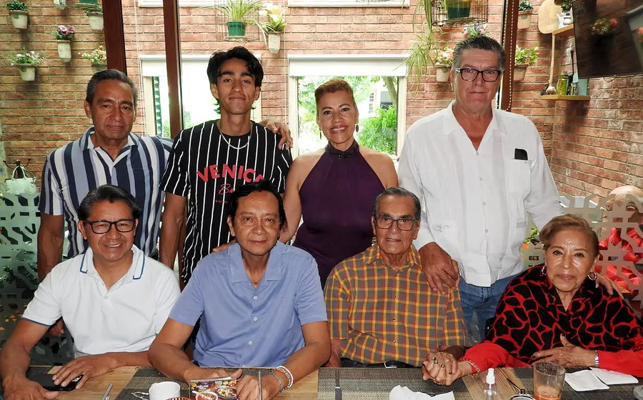 Dagoberto, Rodrigo, Lorena, Alberto, Hugo, Alfredo, el ingeniero Dagoberto y la señora Martha.