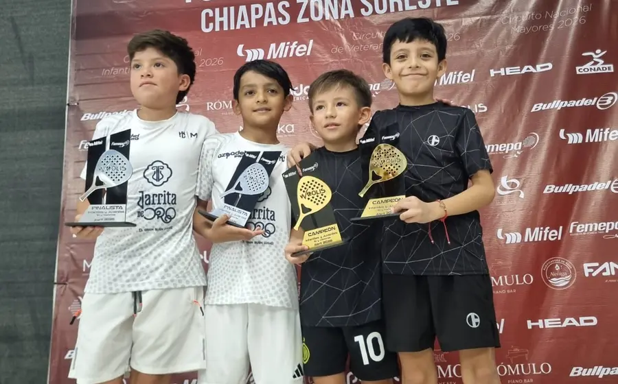 Durante la premiación, con el trofeo de primer lugar