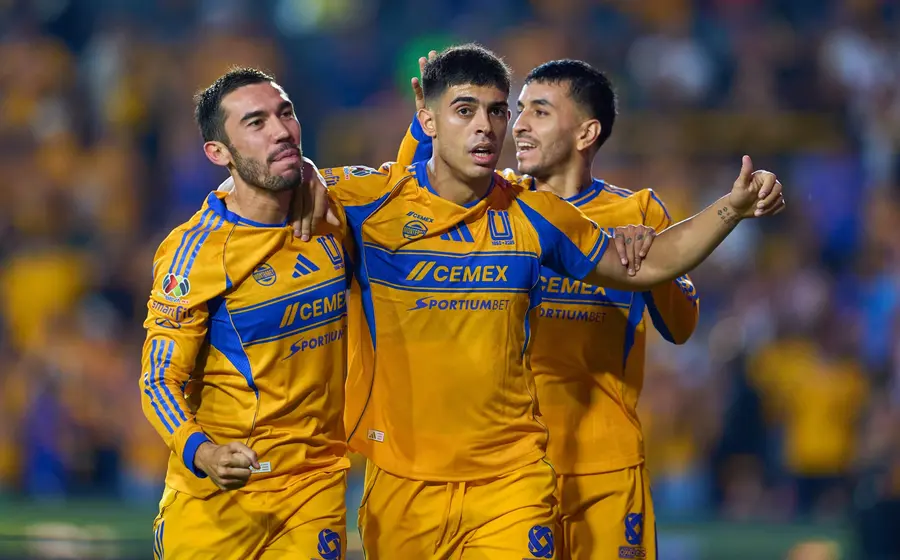 Tigres le puso freno de mano al líder Chivas, al golearlo 4-1